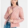 Зимно олекотено яке с принт GUESS JEANS