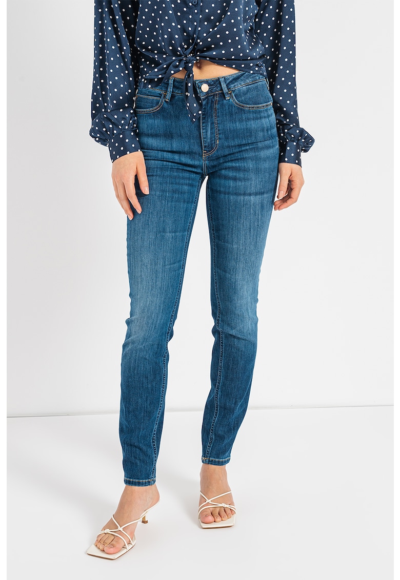 Прилепнали дънки със захабен ефект GUESS JEANS