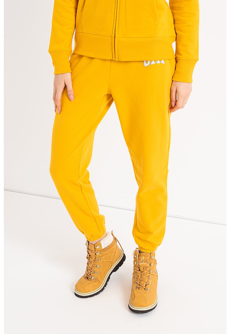 Спортен панталон с бродирано лого GAP