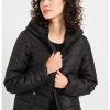 Подплатено зимно яке с качулка и капитониран дизайн Vero Moda