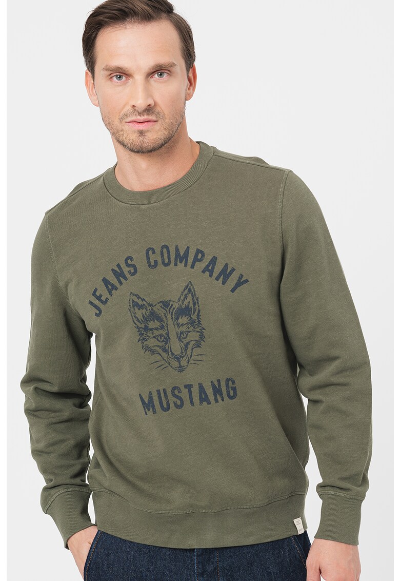Суитшърт с овално деколте и щампа Mustang