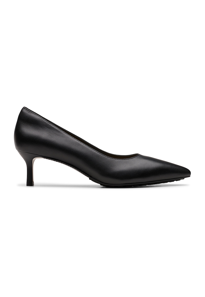 Кожени обувки Adela с остър връх Clarks