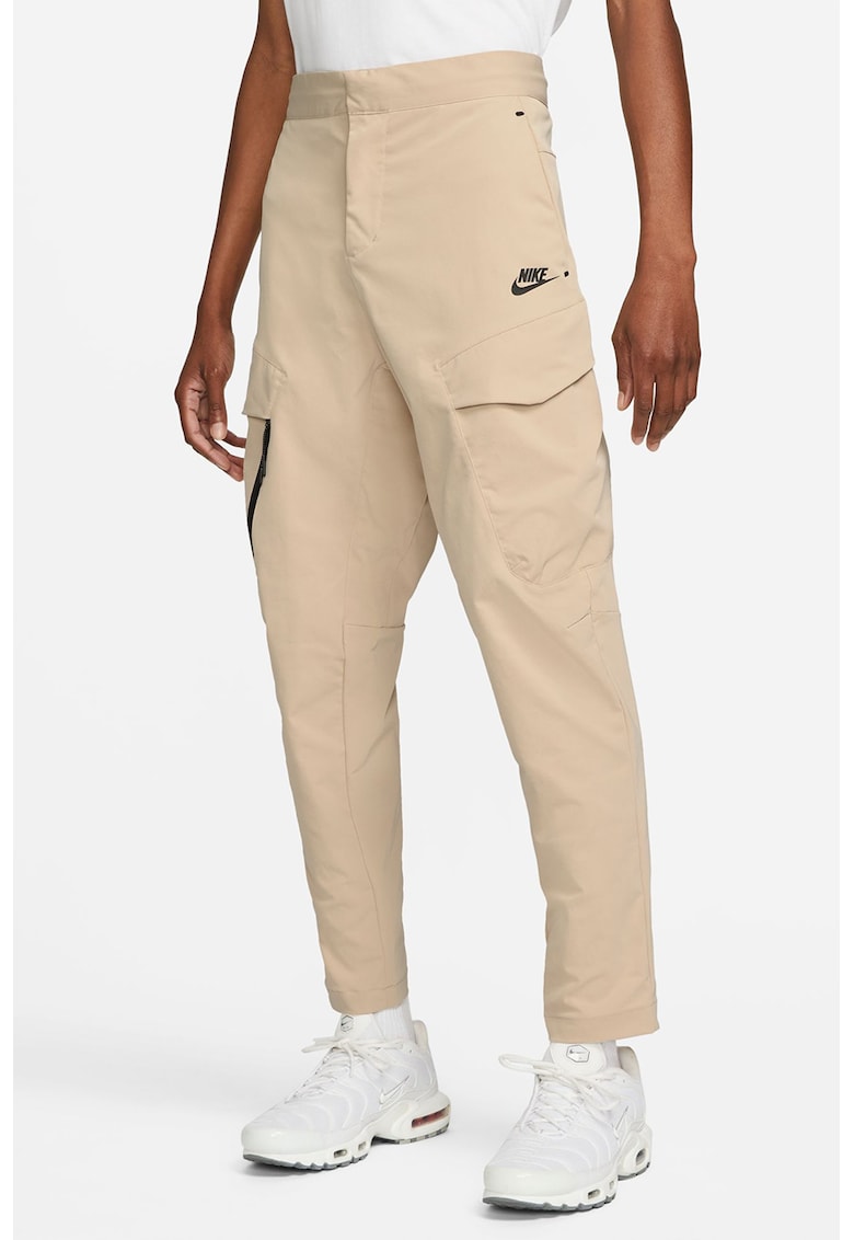 Неподплатен Utility панталон Tech Woven Nike