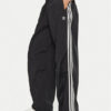adidas Долнище анцуг 3-Stripes Woven Parachute IY7251 Черен Loose Fit за Жени цена