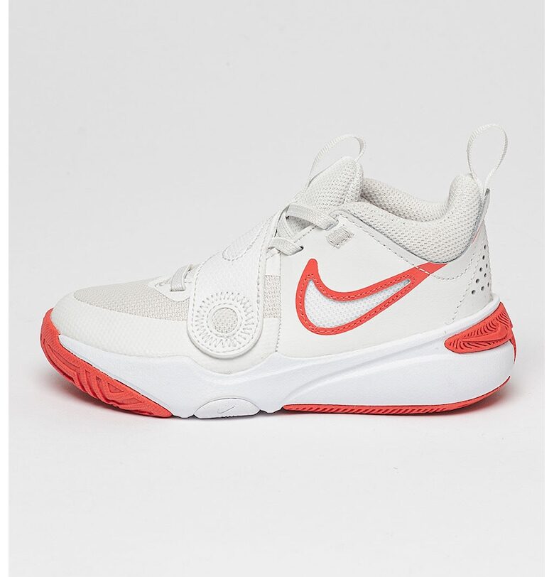 Баскетболни обувки Team Hustle с кожа и лога Nike