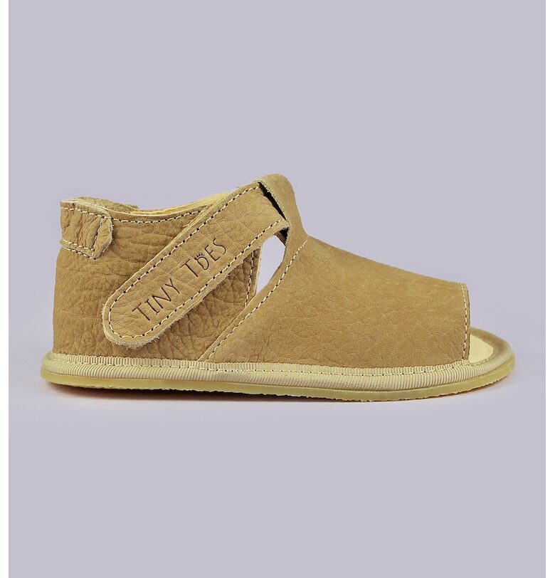 Кожени сандали с релефно лого TINY TOES