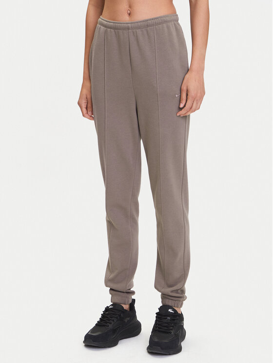 Nike Долнище анцуг Chill Terry FN2434 Кафяв Regular Fit за Жени цена
