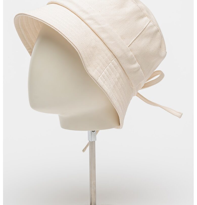 Шапка Gadjo с регулиране и метално лого JACQUEMUS