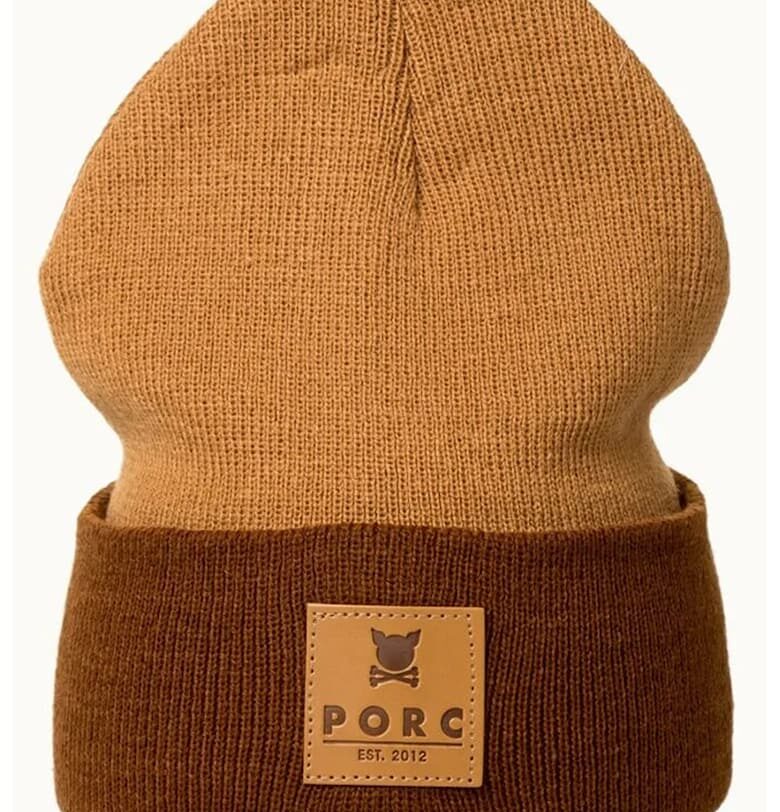 Шапка с помпон и лого PORC