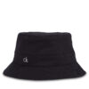 Капела Calvin Klein Monogram Bucket K60K612913 Черен цвят на ниска цена