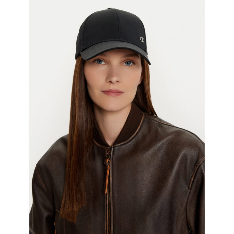 Шапка с козирка Calvin Klein K60K613102 Черен цвят на ниска цена