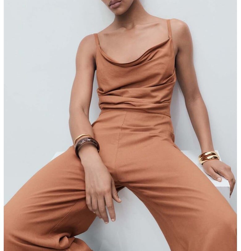 Дълъг гащеризон с набрано деколте Mango