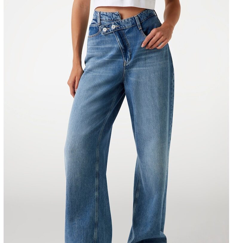 Дънки с асиметрично закопчаване GUESS