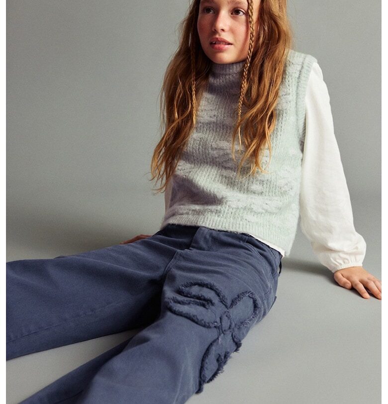 Дънки с широк крачол и флорална бродерия Mango