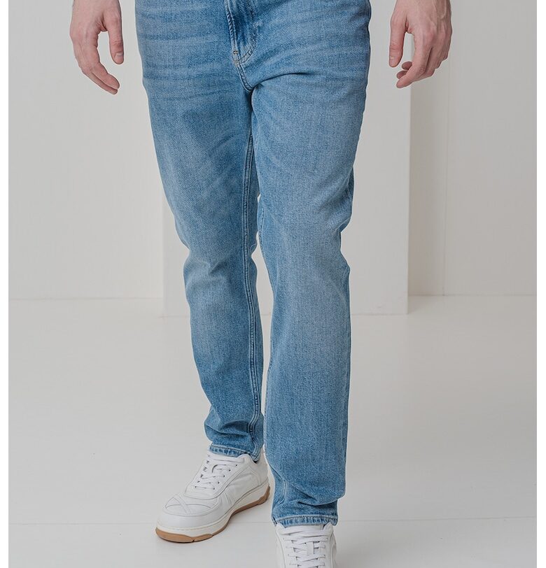 Дънки със средновисока талия и захабен ефект CALVIN KLEIN