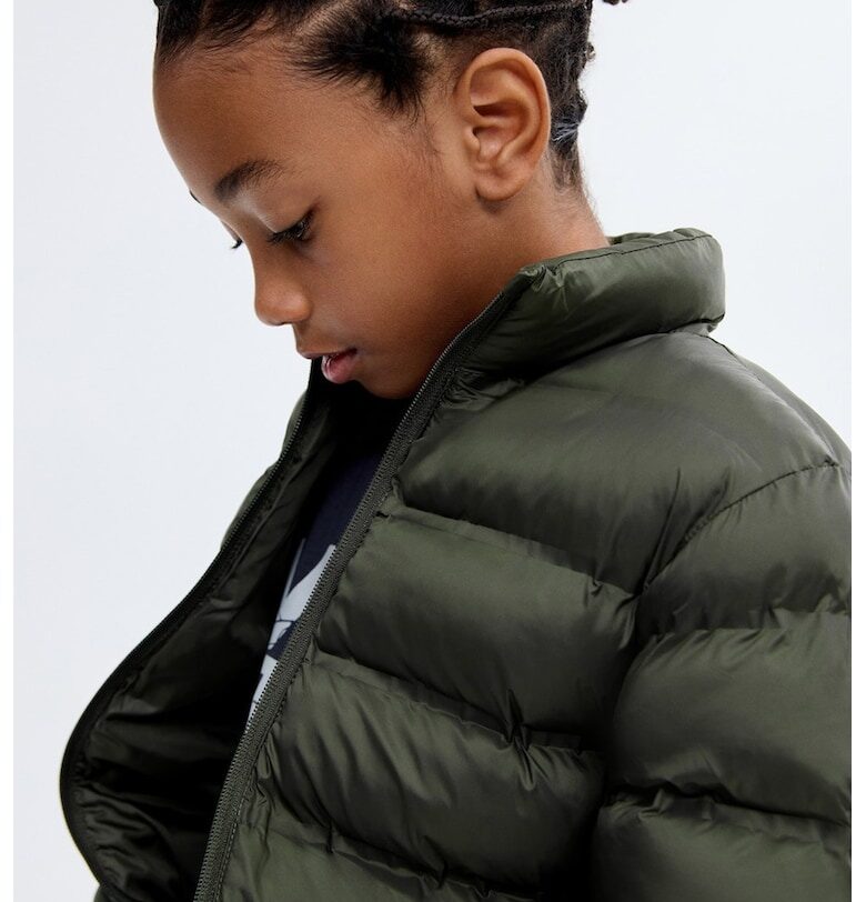 Зимно яке с вътрешен етикет за името Mango