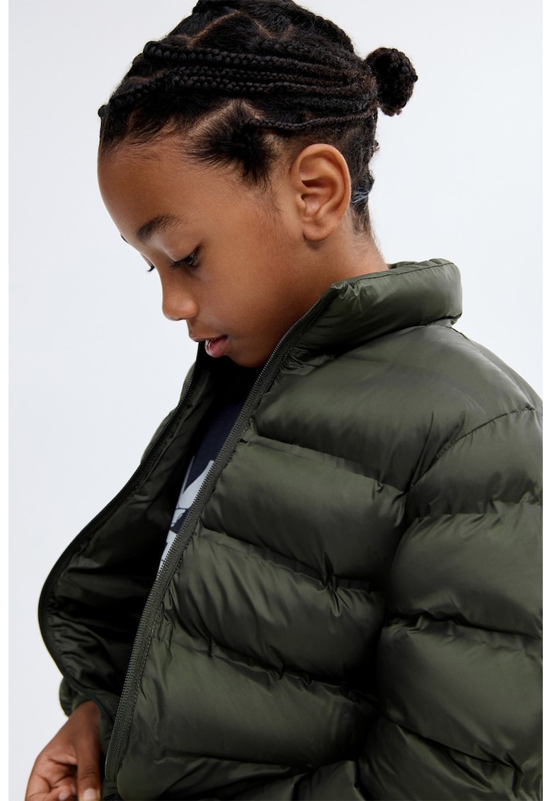 Зимно яке с вътрешен етикет за името Mango