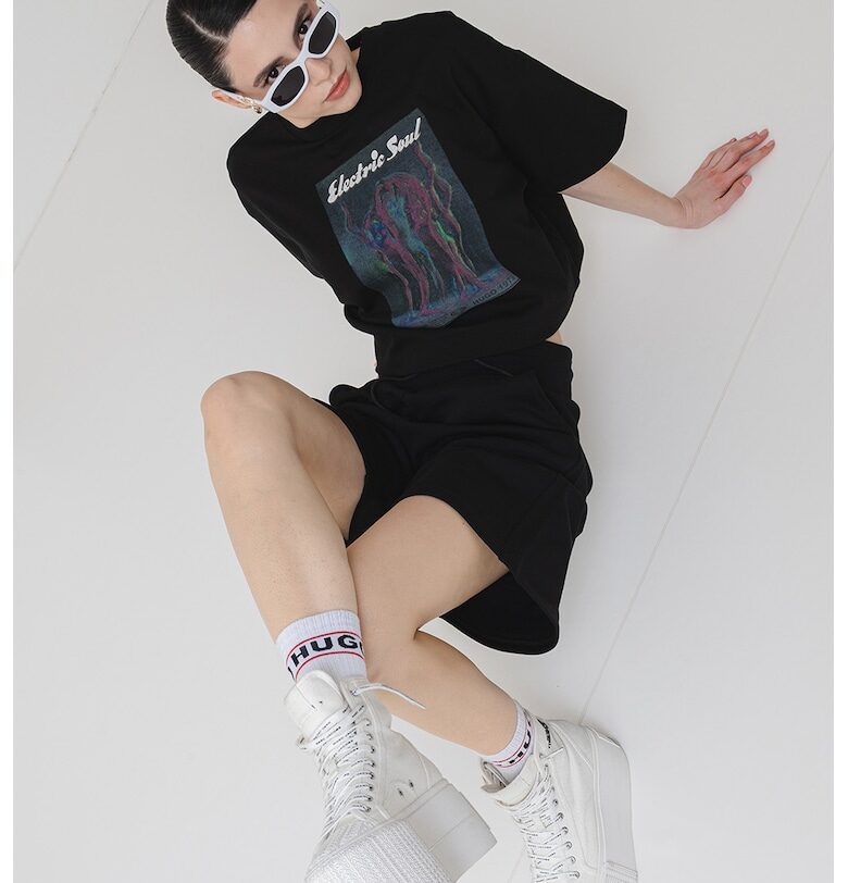 Къса тениска с фотощампа HUGO