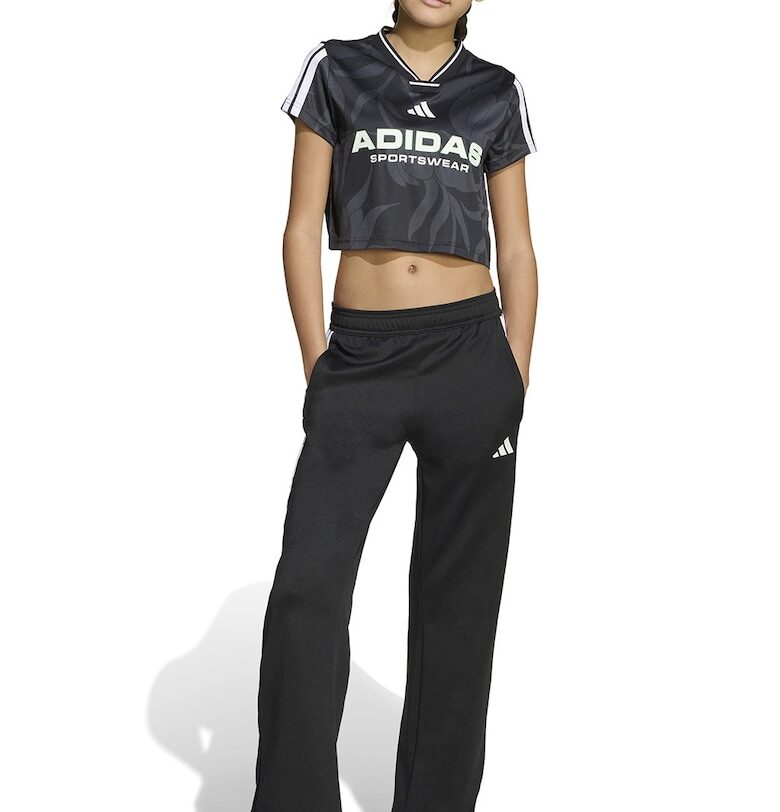 Леко разкроен спортен панталон с джобове adidas Sportswear