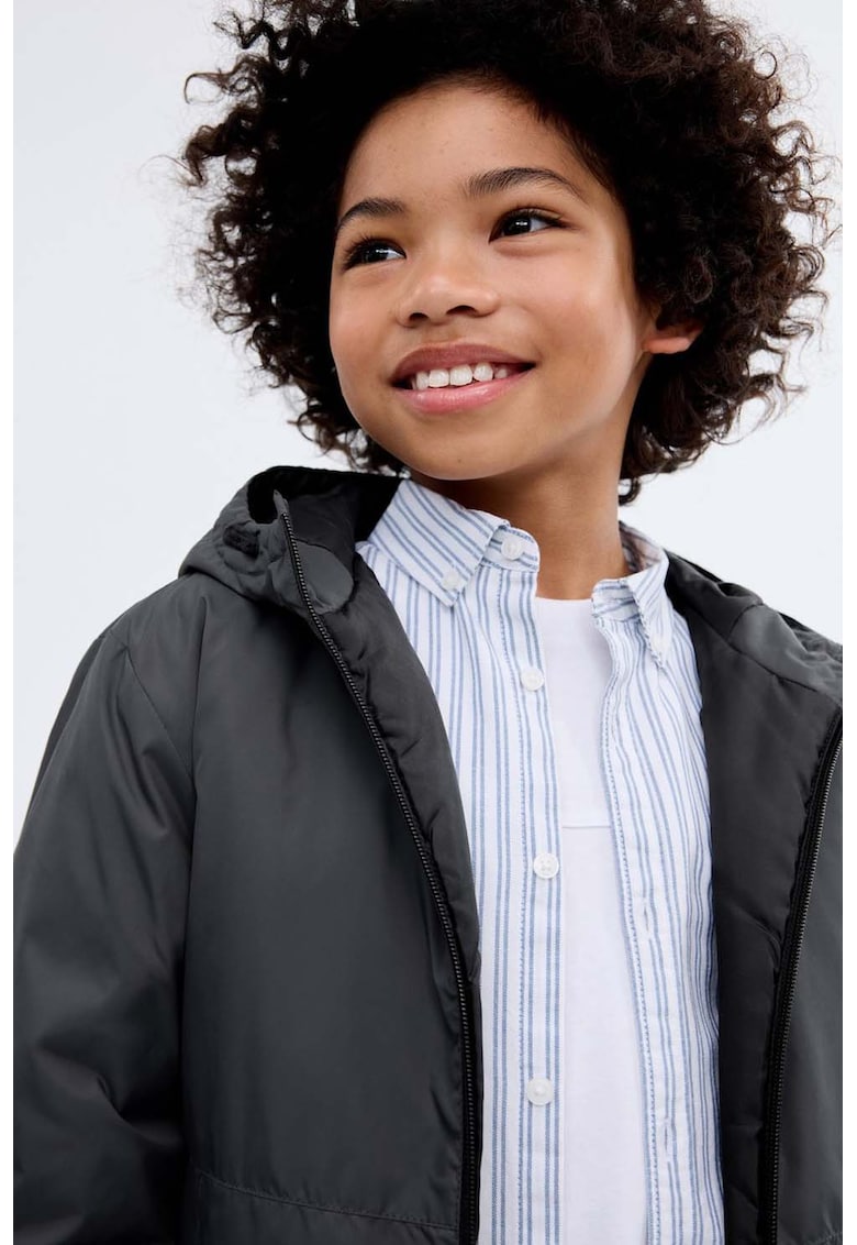 Непромокаемо яке с вътрешна табелка за името Mango