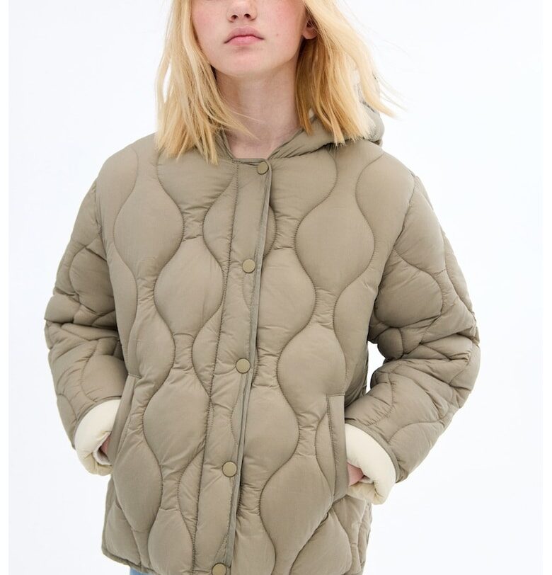 Право капитонирно яке с качулка Mango