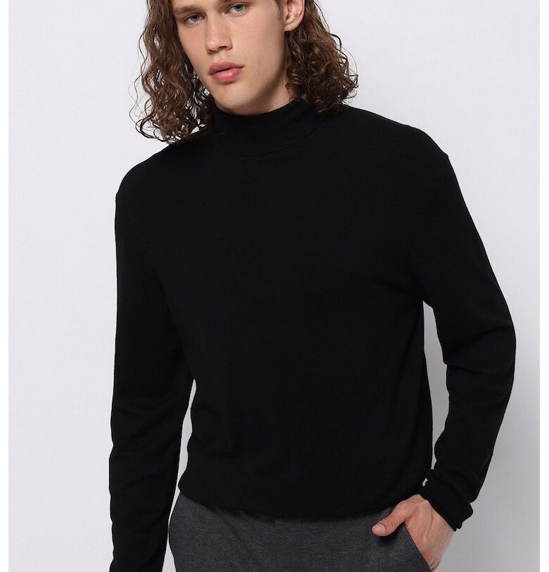 Пуловер с овално деколте COLINS