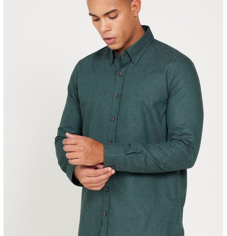 Риза с остра яка ACCo