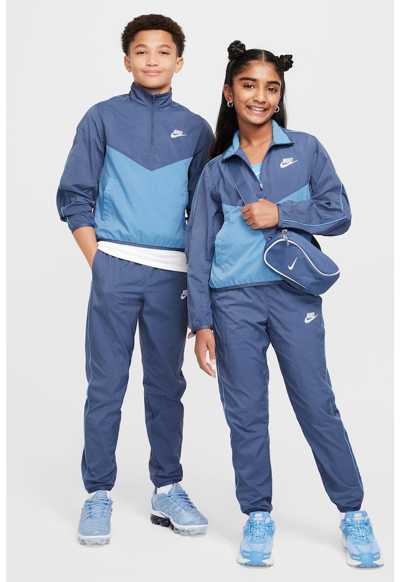 Спортен екип с лого Nike