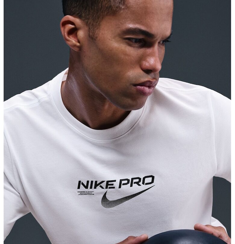 Спортна тениска с Dri-FIT Nike