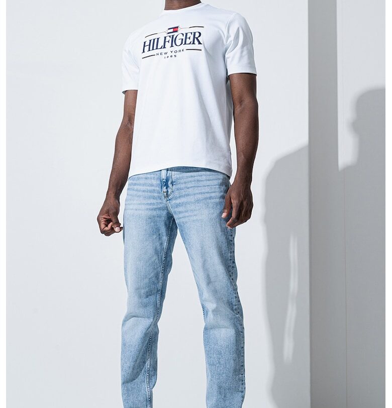 Стандартна тениска с овално деколте и лого Tommy Hilfiger