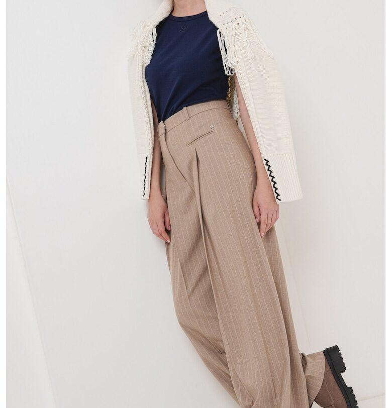 Тениска Deloris с бродирано лого и овално деколте HUGO