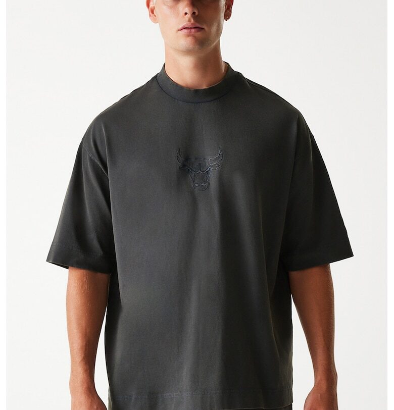 Тениска с овално деколте и бродерии New Era