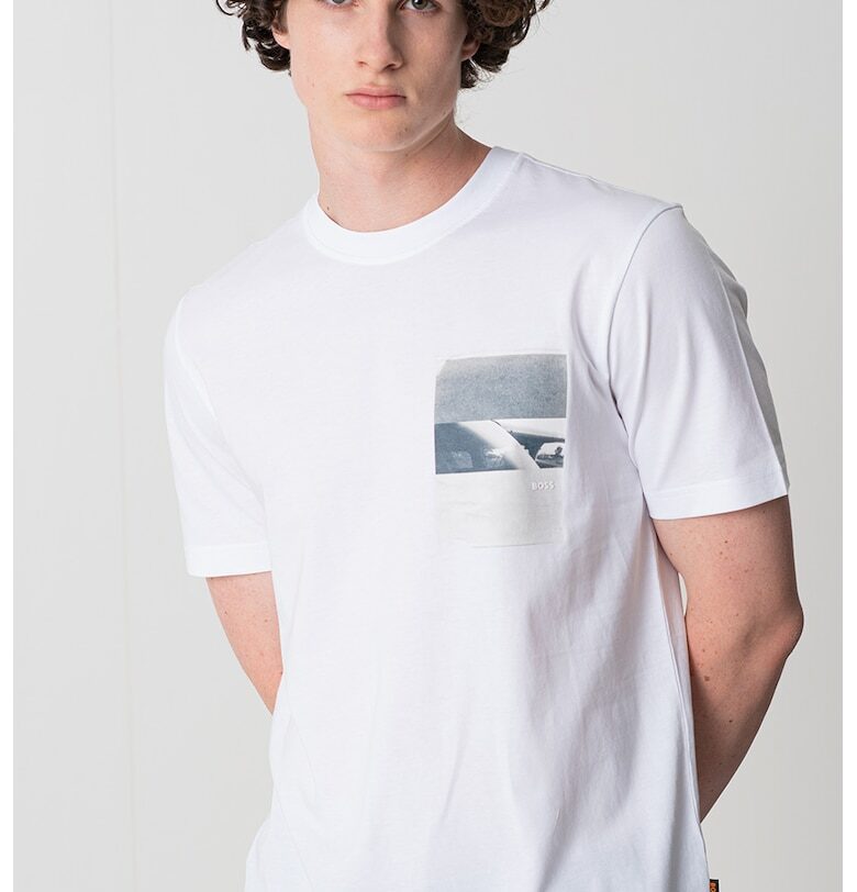 Тениска с овално деколте и графика на гърдите BOSS