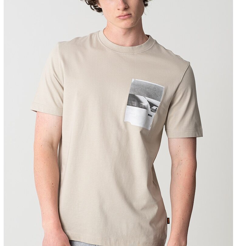 Тениска с овално деколте и графика на гърдите BOSS