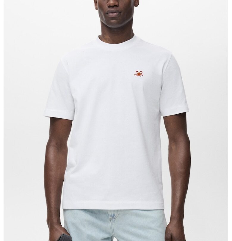 Тениска с овално деколте и детайл на гърдите Mango