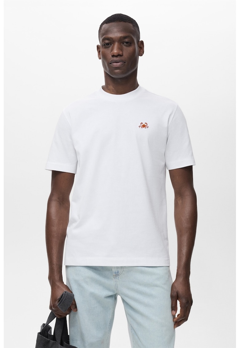 Тениска с овално деколте и детайл на гърдите Mango