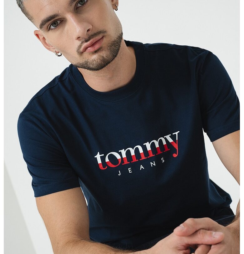Тениска с овално деколте и лого Tommy Jeans