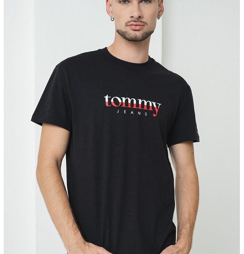 Тениска с овално деколте и лого Tommy Jeans
