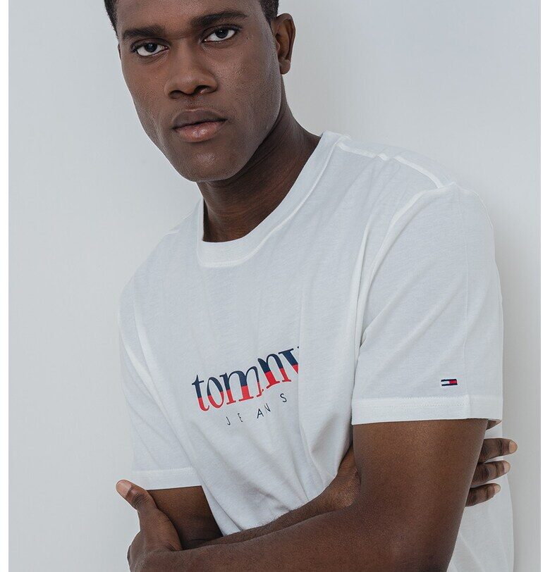Тениска с овално деколте и лого Tommy Jeans