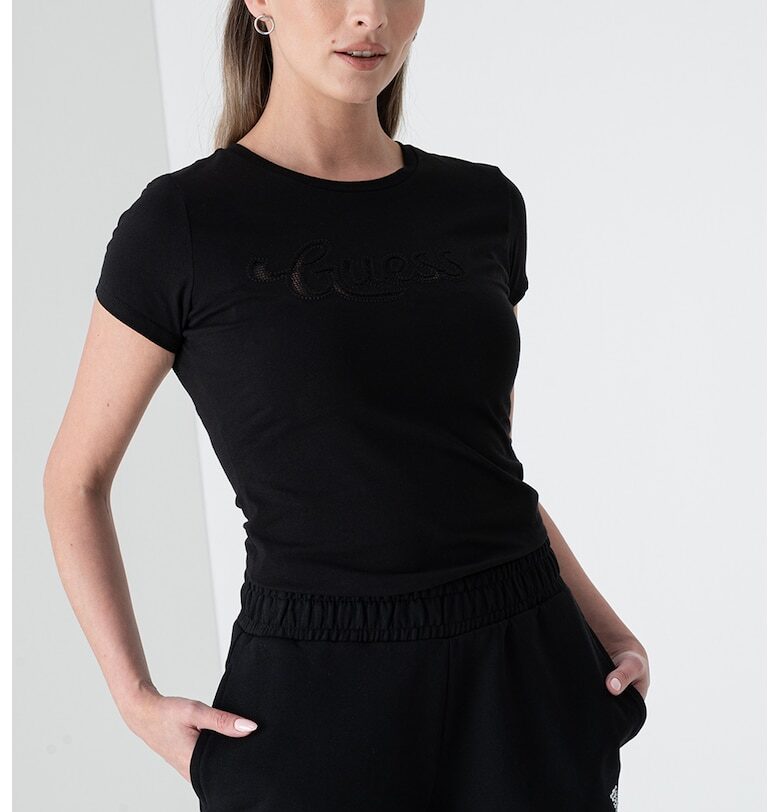 Тениска с овално деколте и лого на гърдите GUESS