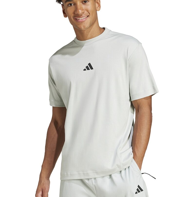 Тениска с овално деколте и монограм adidas Sportswear