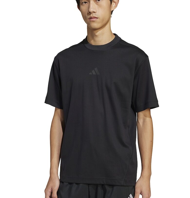 Тениска с овално деколте и монограм adidas Sportswear
