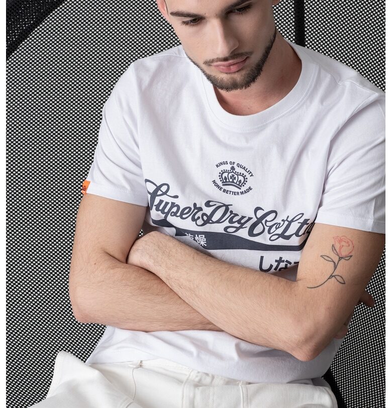 Тениска с овално деколте и надпис отпред SUPERDRY