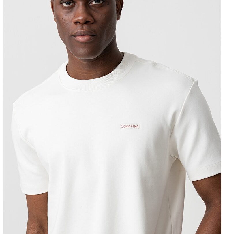 Тениска с овално деколте и пришито лого CALVIN KLEIN JEANS