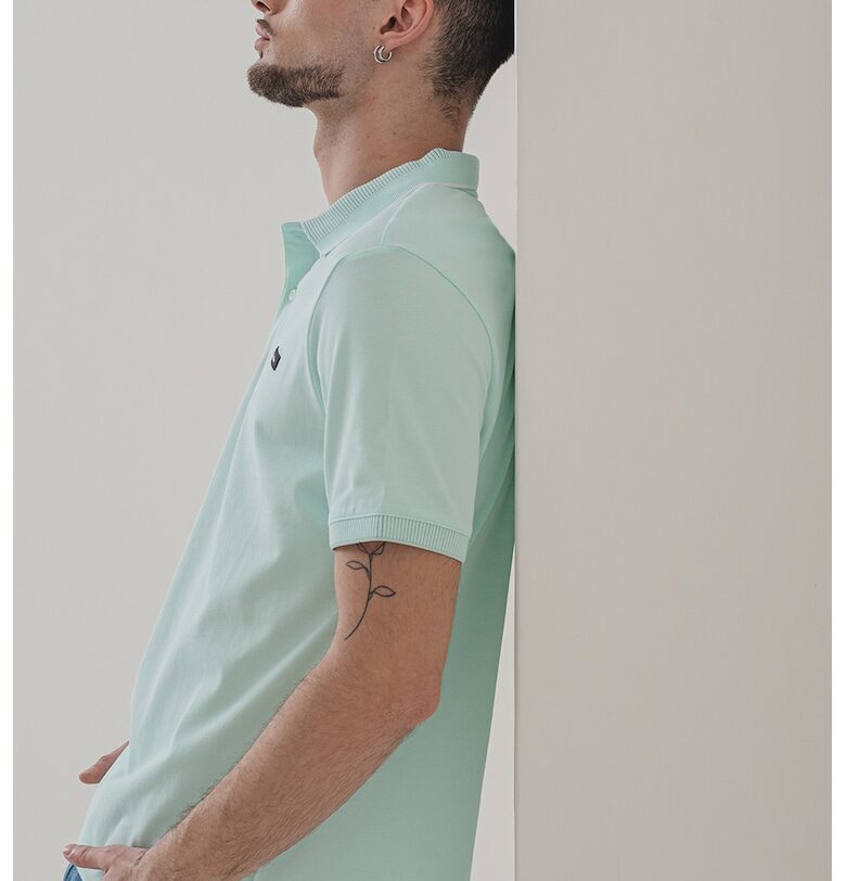 Тениска с органичен памук и яка CALVIN KLEIN