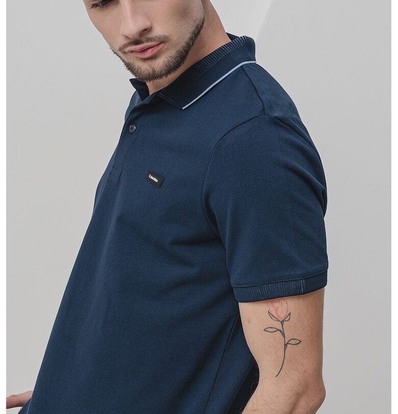 Тениска с органичен памук и яка CALVIN KLEIN