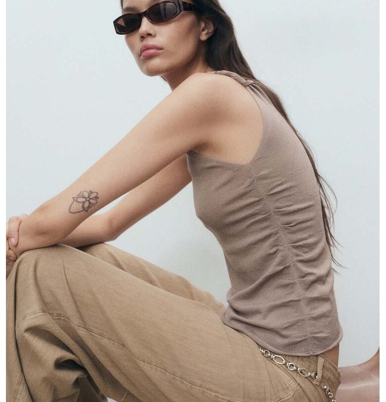 Топ със странични набирания Mango