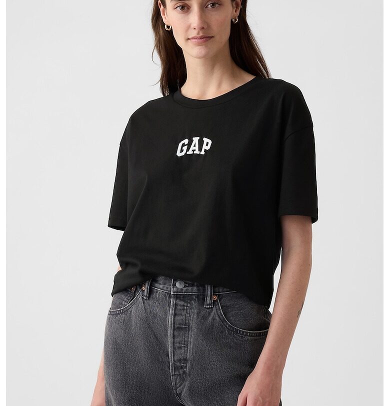 Уголемена тениска с бродирано лого GAP