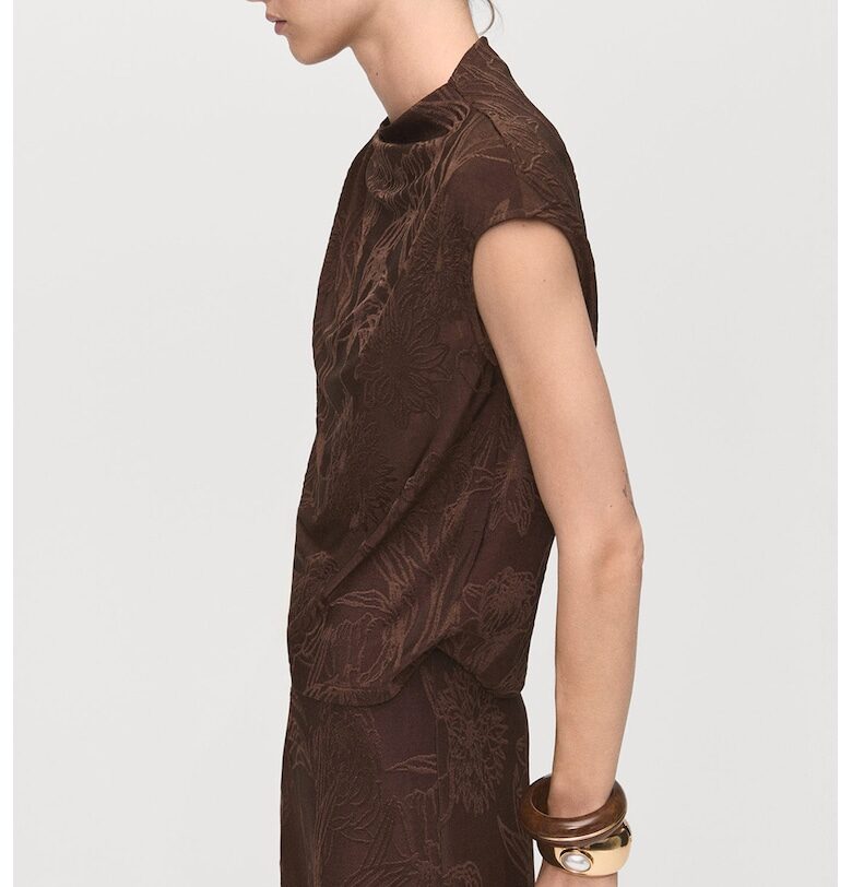 Блуза с овално деколте и флорални бродерии Mango