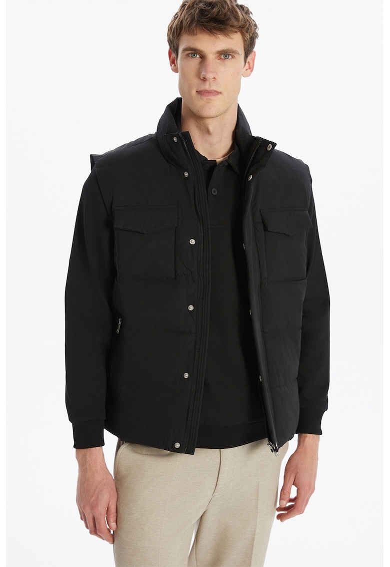 Капитониран елек с джобове и цип LC WAIKIKI